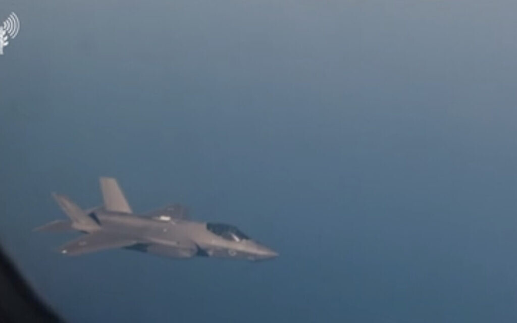 מטוס קרב F-35 בדרך לתקיפה בתימן ממטוס התדלוק. 29 בספטמבר 2024 (צילום: צילום מסך מתוך סרטון של דובר צה״ל) מטוס קרב F-35 בדרך לתקיפה בתימן ממטוס התדלוק. 29 בספטמבר 2024 (צילום: צילום מסך מתוך סרטון של דובר צה״ל)