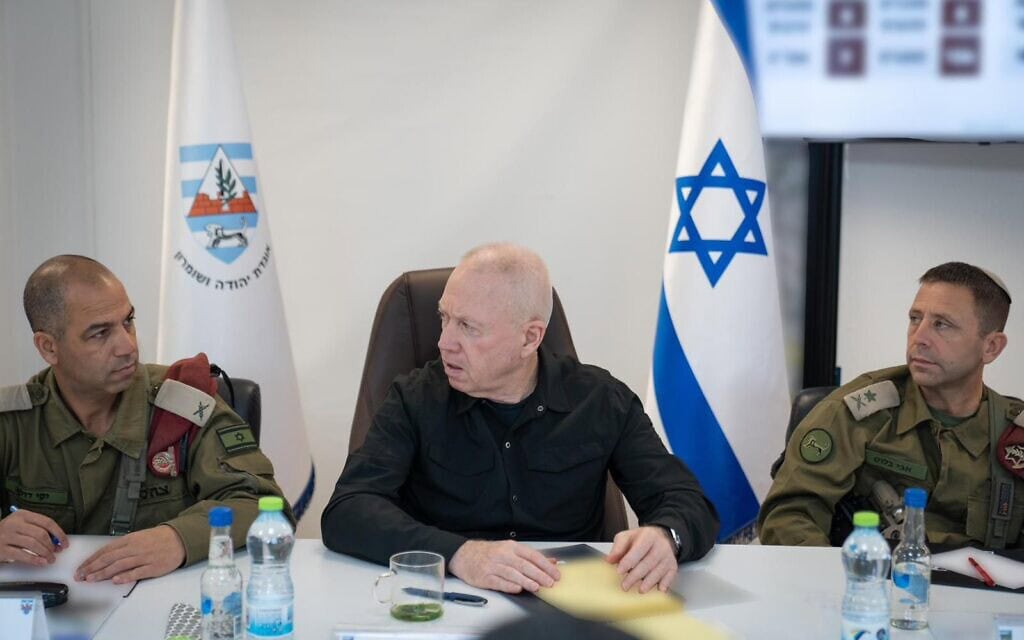 מפקד פיקוד המרכז אבי בלוט (מימין), שר הביטחון יואב גלנט ומפקד אוגדת איו"ש, 4 בספטמבר 2024 (צילום: שחר יורמן) מפקד פיקוד המרכז אבי בלוט (מימין), שר הביטחון יואב גלנט ומפקד אוגדת איו"ש, 4 בספטמבר 2024 (צילום: שחר יורמן)