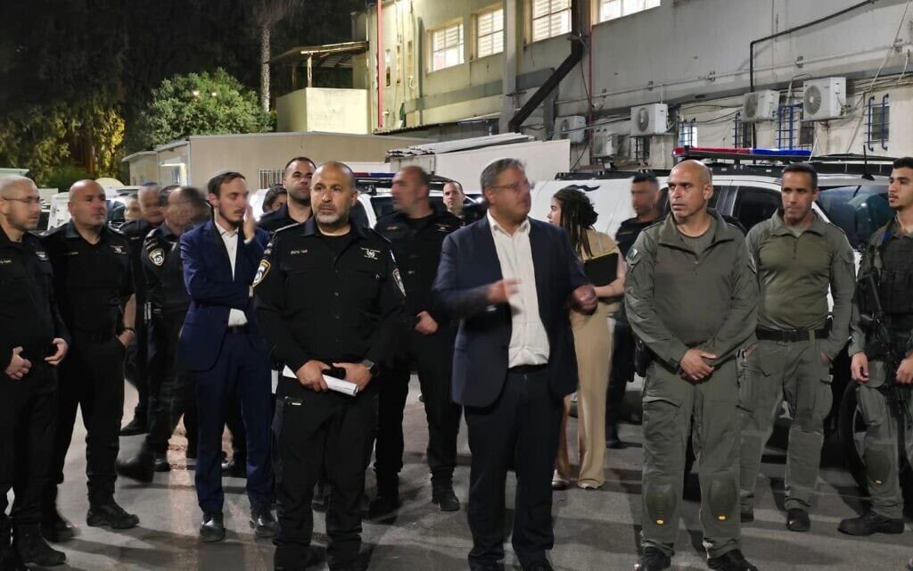 השר איתמר בן גביר משוחח עם כוחות המשטרה ברמלה. 13 בספטמבר 2024 השר איתמר בן גביר משוחח עם כוחות המשטרה ברמלה. 13 בספטמבר 2024