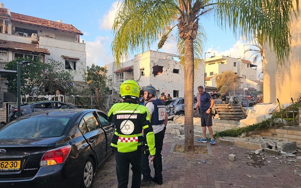 מבנים בקריית ביאליק שנפגעו מירי מלבנון, 22 בספטמבר 2024 (צילום: תיעוד מבצעי - מד"א) מבנים בקריית ביאליק שנפגעו מירי מלבנון, 22 בספטמבר 2024 (צילום: תיעוד מבצעי - מד"א)