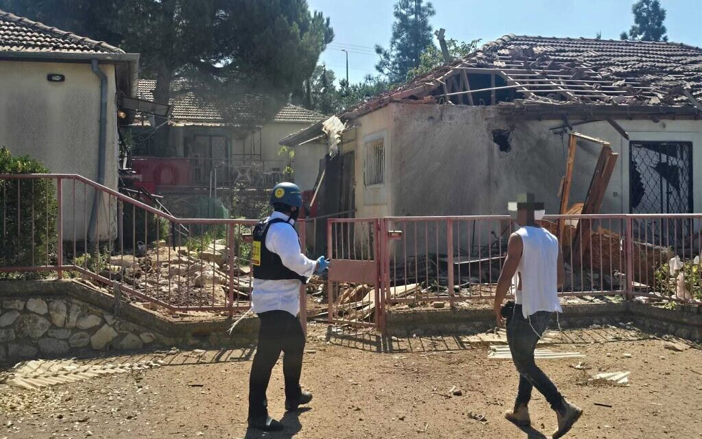מבנה בצפת שספג פגיעת רקטה. 25 בספטמבר 2024 (צילום: דוברות מד״א) מבנה בצפת שספג פגיעת רקטה. 25 בספטמבר 2024 (צילום: דוברות מד״א)