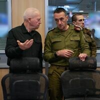 שר הביטחון יואב גלנט עם הרמטכ"ל הרצי הלוי במהלך הערכת מצב מבצעית בבור הפיקוד בקריה, 28 בספטמבר (צילום: אריאל חרמוני/משרד הביטחון) שר הביטחון יואב גלנט עם הרמטכ"ל הרצי הלוי במהלך הערכת מצב מבצעית בבור הפיקוד בקריה, 28 בספטמבר (צילום: אריאל חרמוני/משרד הביטחון)