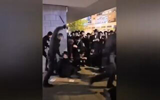 שוטרים מכים באלות מפגינים בבית שמש, ספטמבר 2024 (צילום: צילום מסך מסרטון ששודר בחדשות כאן11) שוטרים מכים באלות מפגינים בבית שמש, ספטמבר 2024 (צילום: צילום מסך מסרטון ששודר בחדשות כאן11)