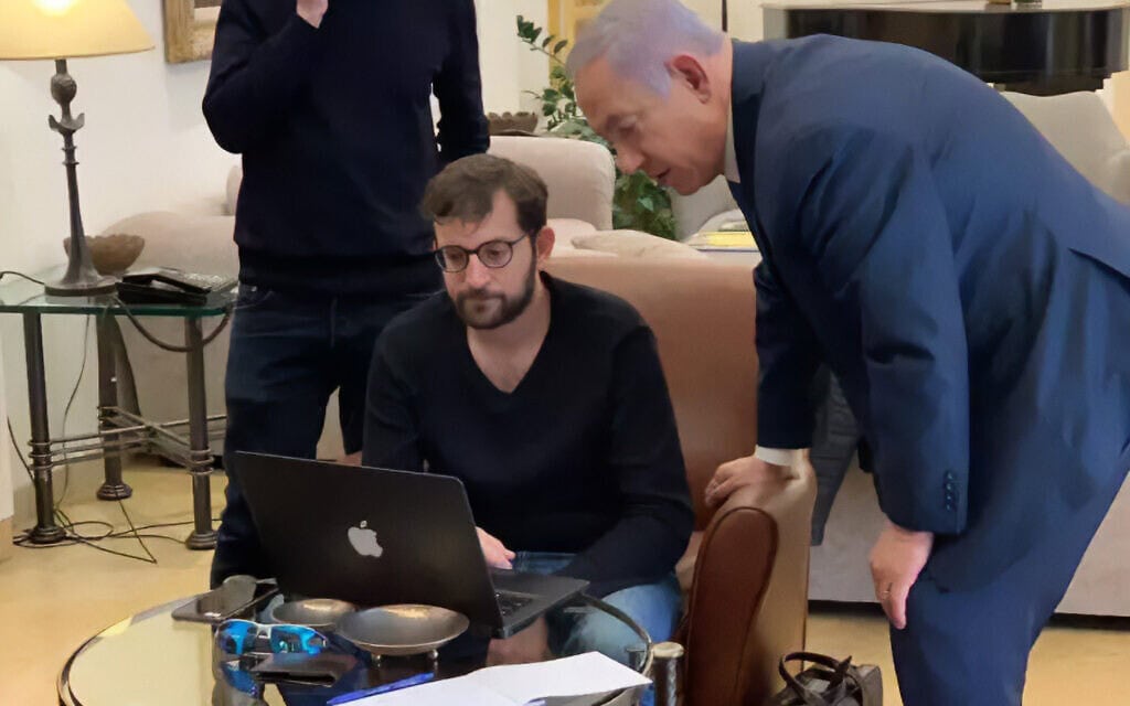 ראש הממשלה בנימין נתניהו עם היועצים יונתן אוריך וישראל איינהורן ימים ספורים לפני הבחירות, 1 באפריל 2019 ראש הממשלה בנימין נתניהו עם היועצים יונתן אוריך וישראל איינהורן ימים ספורים לפני הבחירות, 1 באפריל 2019