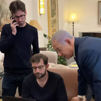 ראש הממשלה בנימין נתניהו עם היועצים יונתן אוריך וישראל איינהורן ימים ספורים לפני הבחירות, 1 באפריל 2019 ראש הממשלה בנימין נתניהו עם היועצים יונתן אוריך וישראל איינהורן ימים ספורים לפני הבחירות, 1 באפריל 2019