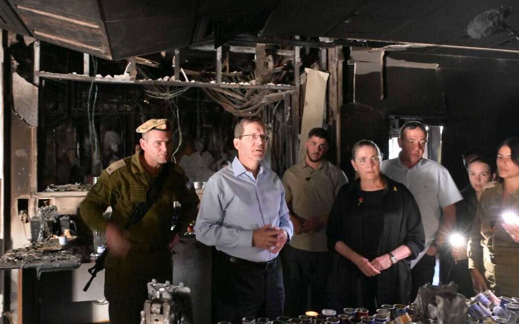 הנשיא יצחק הרצוג ורעייתו מיכל בחמ״ל השרוף של מוצב נחל עוז. 8 באוקטובר 2024 הנשיא יצחק הרצוג ורעייתו מיכל בחמ״ל השרוף של מוצב נחל עוז. 8 באוקטובר 2024
