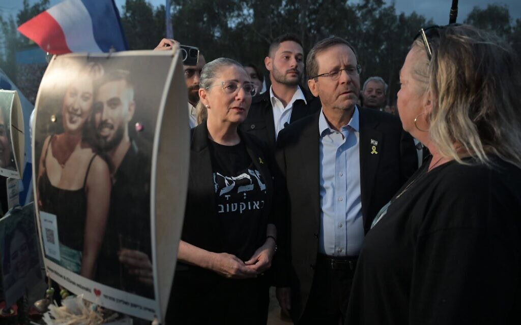 הנשיא יצחק הרצוג ורעייתו מיכל בטקס שנה לטבח בנובה בחניון רעים. 7 באוקטובר 2024 (צילום: קובי גדעון/לע"מ) הנשיא יצחק הרצוג ורעייתו מיכל בטקס שנה לטבח בנובה בחניון רעים. 7 באוקטובר 2024 (צילום: קובי גדעון/לע"מ)