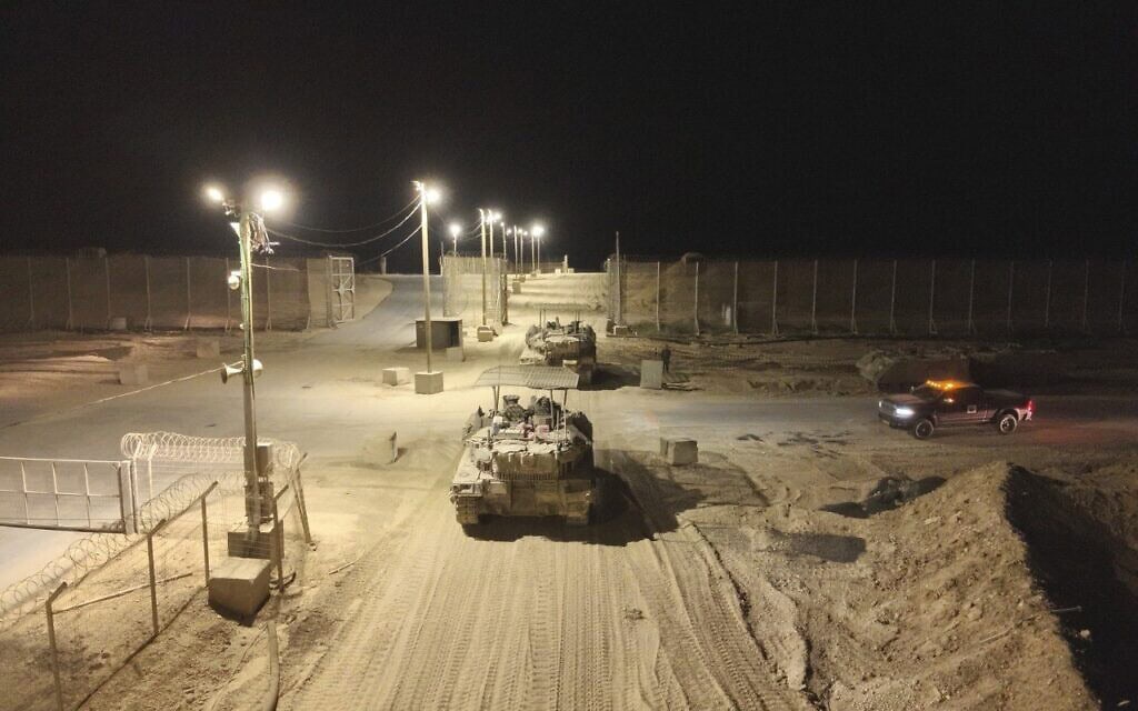 טנקים של צה״ל נעים לג׳באליה. 6 באוקטובר 2024 (צילום: דובר צה״ל) טנקים של צה״ל נעים לג׳באליה. 6 באוקטובר 2024 (צילום: דובר צה״ל)