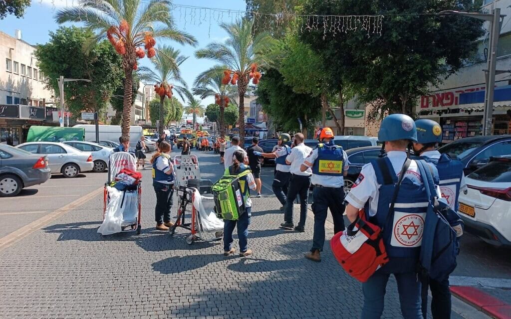 חובשי מגן דוד אדום ליד זירת הפיגוע בחדרה. 9 באוקטובר 2024 (צילום: מד״א) חובשי מגן דוד אדום ליד זירת הפיגוע בחדרה. 9 באוקטובר 2024 (צילום: מד״א)