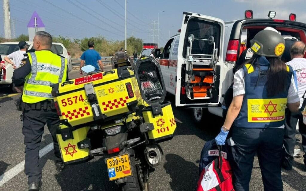 אמבולנס ואופנועים של מגן דוד אדום בזירת פיגוע ירי ליד מחלף יבנה, 15 באוקטובר 2024 (צילום: מד״א תיעוד מבצעי) אמבולנס ואופנועים של מגן דוד אדום בזירת פיגוע ירי ליד מחלף יבנה, 15 באוקטובר 2024 (צילום: מד״א תיעוד מבצעי)