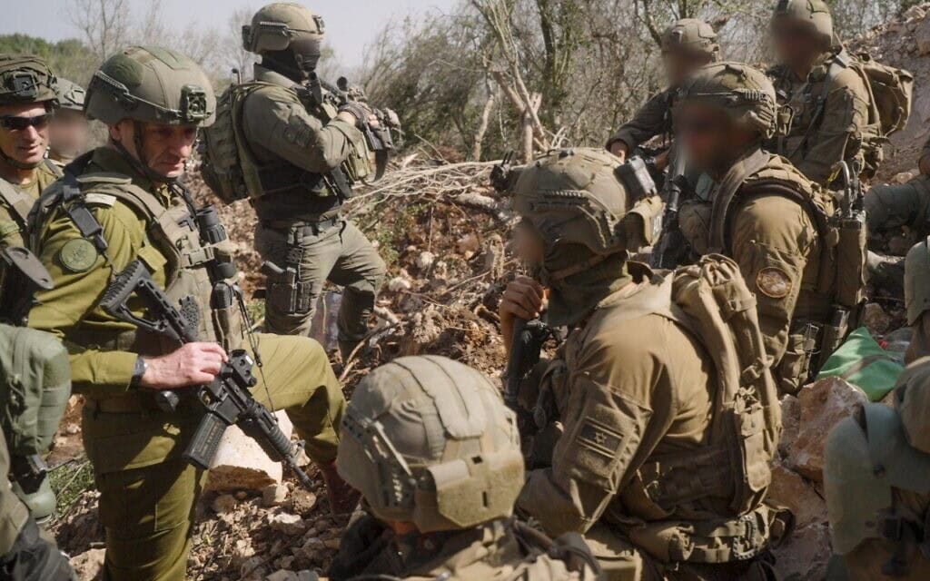 הרמטכ״ל רב-אלוף הרצי הלוי בסיור שטח בדרום לבנון, 18 באוקטובר 2024 (צילום: דובר צה"ל) הרמטכ״ל רב-אלוף הרצי הלוי בסיור שטח בדרום לבנון, 18 באוקטובר 2024 (צילום: דובר צה"ל)