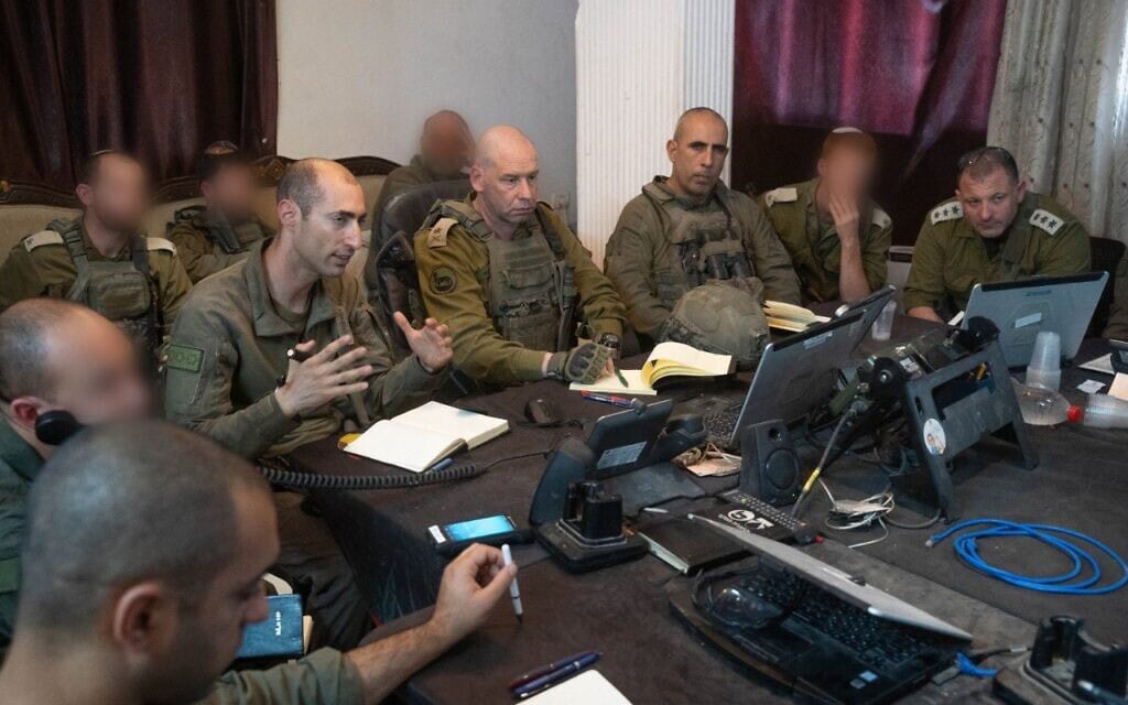 אלוף פיקוד דרום ירון פינקלמן בהערכת מצב בעזה. 21 באוקטובר 2024 (צילום: דובר צה"ל) אלוף פיקוד דרום ירון פינקלמן בהערכת מצב בעזה. 21 באוקטובר 2024 (צילום: דובר צה"ל)
