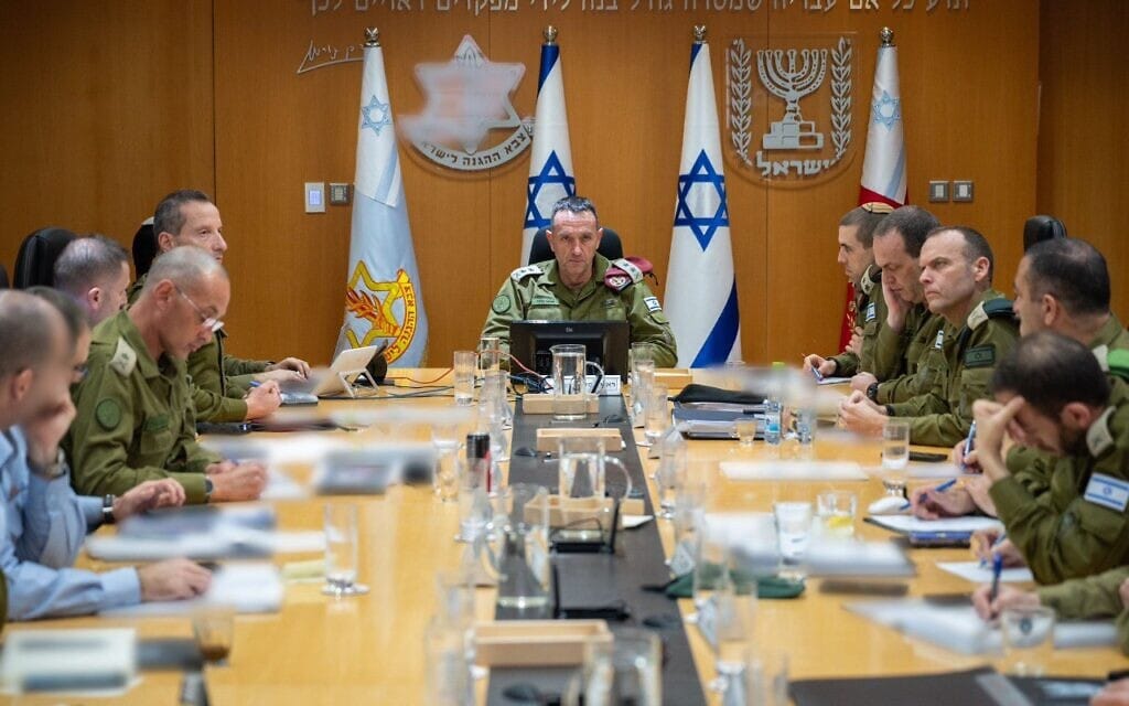 הרמטכ״ל רא״ל הרצי הלוי בהערכת מצב בקריה. 27 באוקטובר 2024 (צילום: דובר צה״ל) הרמטכ״ל רא״ל הרצי הלוי בהערכת מצב בקריה. 27 באוקטובר 2024 (צילום: דובר צה״ל)
