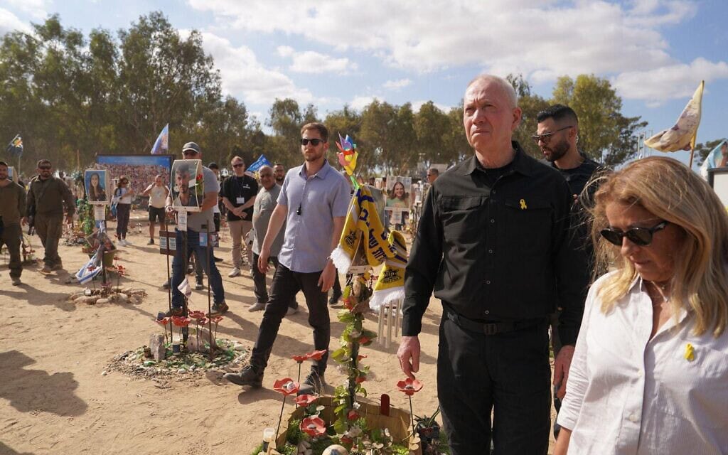 שר הביטחון יואב גלנט באתר ההנצחה למסיבת הנובה בחניון רעים, 7 באוקטובר 2024 (צילום: אריאל חרמוני, משרד הביטחון) שר הביטחון יואב גלנט באתר ההנצחה למסיבת הנובה בחניון רעים, 7 באוקטובר 2024 (צילום: אריאל חרמוני, משרד הביטחון)