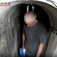 יחיא סנוואר נכנס למנהרה ב-6 באוקטובר 2023 (צילום: דובר צה״ל) יחיא סנוואר נכנס למנהרה ב-6 באוקטובר 2023 (צילום: דובר צה״ל)