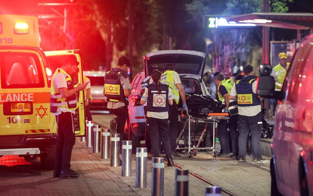 אנשי מגן דוד אדום וזיהוי קורבנות אסון (זק"א) בזירת פיגוע הירי ביפו, 1 באוקטובר 2024 (צילום: Jack GUEZ / AFP) אנשי מגן דוד אדום וזיהוי קורבנות אסון (זק"א) בזירת פיגוע הירי ביפו, 1 באוקטובר 2024 (צילום: Jack GUEZ / AFP)