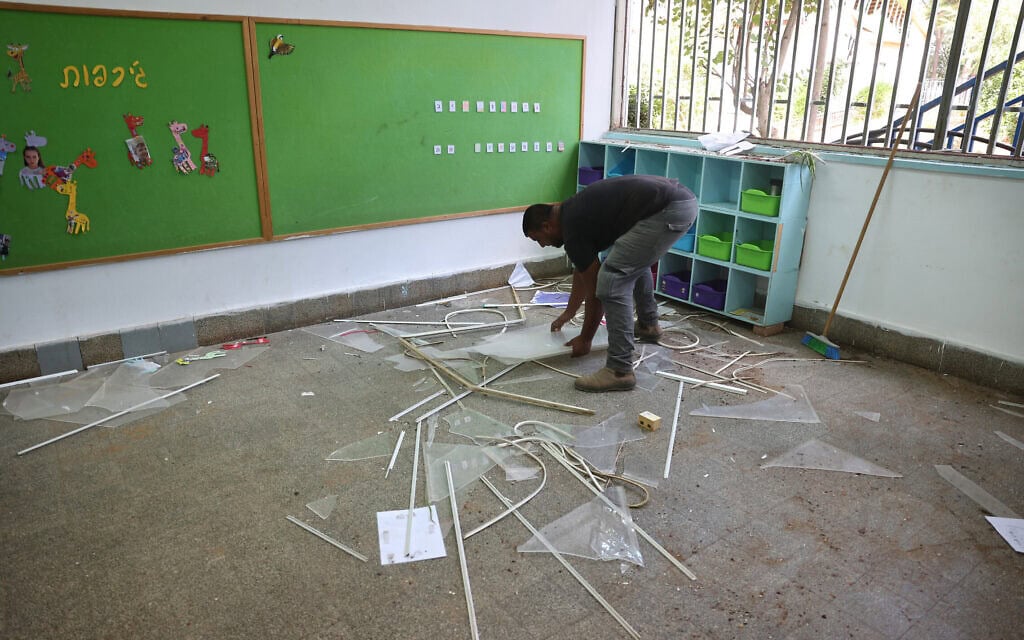 כיתת לימוד בבית ספר בהוד השרון שנפגעה מירי הטילים מאיראן, 2 באוקטובר 2024 (צילום: Jack GUEZ / AFP) כיתת לימוד בבית ספר בהוד השרון שנפגעה מירי הטילים מאיראן, 2 באוקטובר 2024 (צילום: Jack GUEZ / AFP)