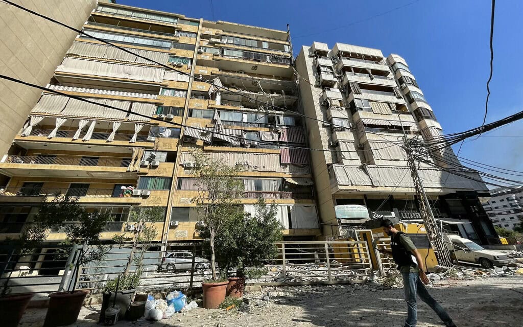 בניין מגורים שנפגע מתקיפת צה"ל בדרום ביירות. 3 באוקטובר 2024 (צילום: Photo by Hassan FNEICH / AFP) בניין מגורים שנפגע מתקיפת צה"ל בדרום ביירות. 3 באוקטובר 2024 (צילום: Photo by Hassan FNEICH / AFP)