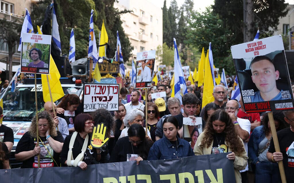 בני משפחות חטופים ותומכים בעסקת שבויים מול מעונו של ראש הממשלה בנימין נתניהו בירושלים. 7 באוקטובר 2024 (צילום: Menahem KAHANA / AFP) בני משפחות חטופים ותומכים בעסקת שבויים מול מעונו של ראש הממשלה בנימין נתניהו בירושלים. 7 באוקטובר 2024 (צילום: Menahem KAHANA / AFP)