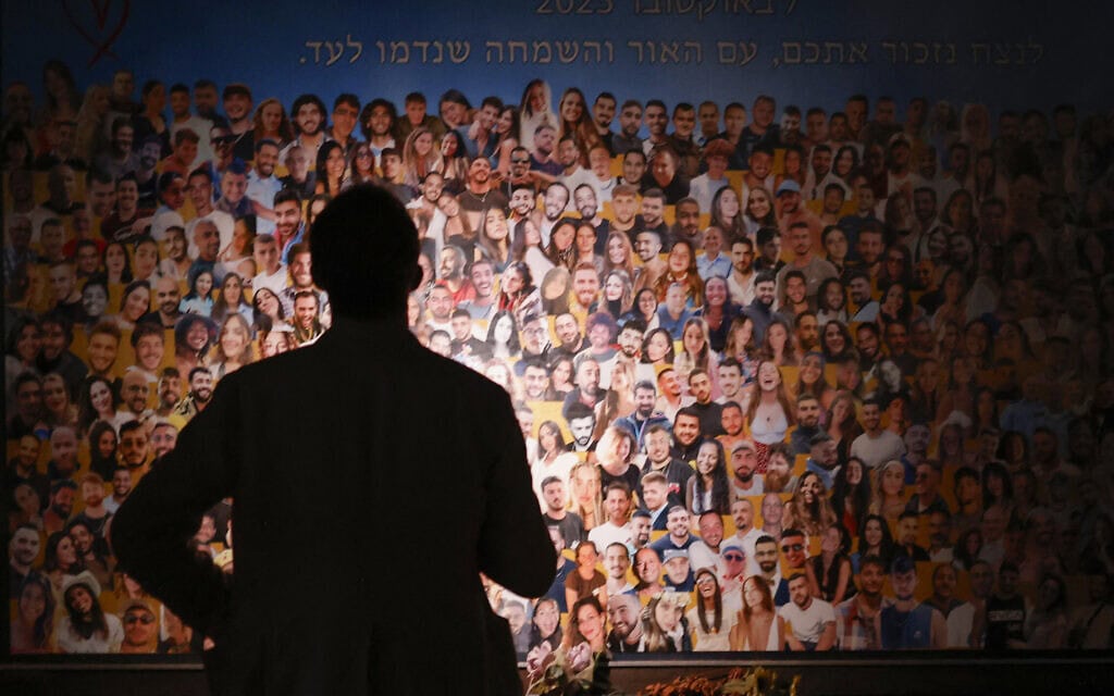 תמונת קולאז' של נרצחי הנובה בטקס בחניון רעים. 7 באוקטובר 2024 (צילום: John Wessels / AFP)