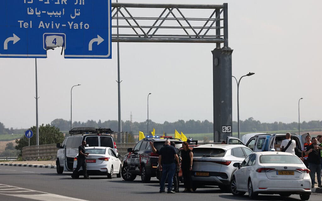 כוחות ביטחון והצלה בזירת הפיגוע במחלף יבנה בכביש 4. 15 באוקטובר 2024 (צילום: Photo by AHMAD GHARABLI / AFP) כוחות ביטחון והצלה בזירת הפיגוע במחלף יבנה בכביש 4. 15 באוקטובר 2024 (צילום: Photo by AHMAD GHARABLI / AFP)