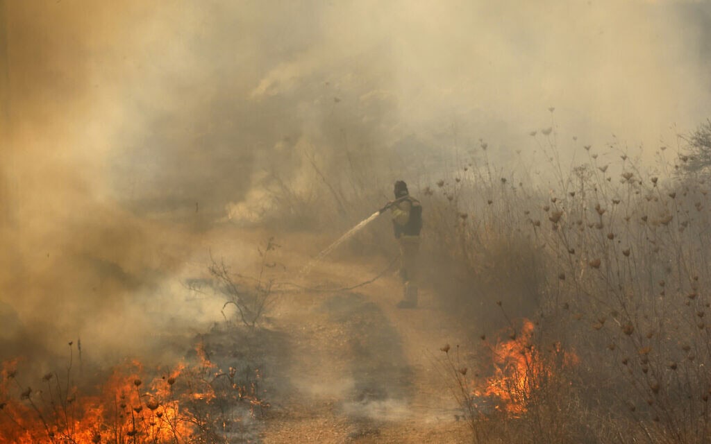 לוחם אש נאבק בשרפה שפרצה באזור ראש פינה בשל הירי מלבנון, 20 באוקטובר 2024 (צילום: Jalaa MAREY / AFP) לוחם אש נאבק בשרפה שפרצה באזור ראש פינה בשל הירי מלבנון, 20 באוקטובר 2024 (צילום: Jalaa MAREY / AFP)