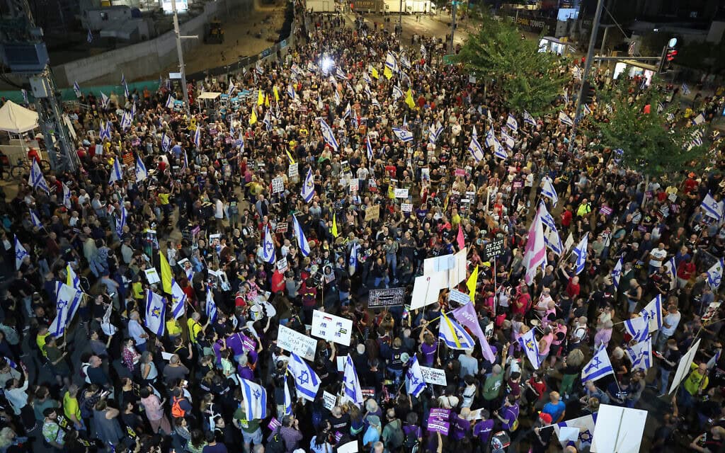 הפגנה לשחרור החטופים מול משרד הביטחון בתל אביב. 26 באוקטובר 2024 (צילום: Photo by Jack GUEZ / AFP) הפגנה לשחרור החטופים מול משרד הביטחון בתל אביב. 26 באוקטובר 2024 (צילום: Photo by Jack GUEZ / AFP)