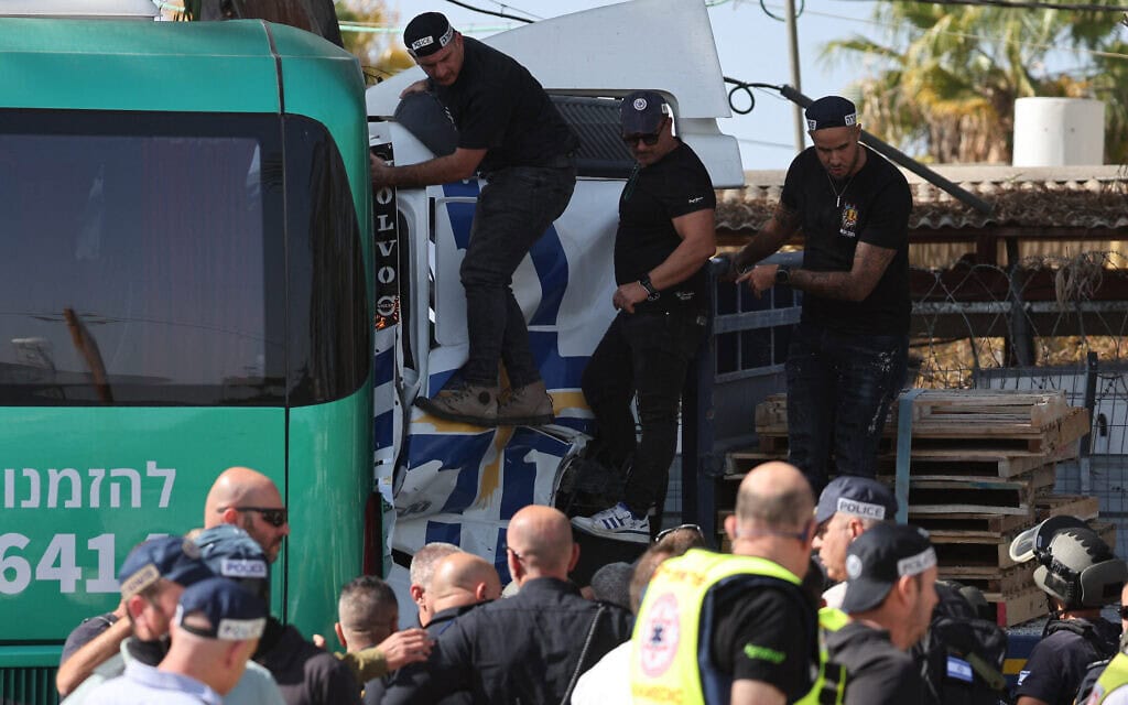 זירת פגיעת המשאית בתחנת האוטובוס בגלילות, 27 באוקטובר 2024 (צילום: Jack GUEZ / AFP) זירת פגיעת המשאית בתחנת האוטובוס בגלילות, 27 באוקטובר 2024 (צילום: Jack GUEZ / AFP)