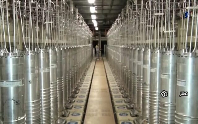 צנריפוגות במתקן הגרעיני בנתנז, איראן, 11 באפריל 2021 (צילום: IRIB via AP) צנריפוגות במתקן הגרעיני בנתנז, איראן, 11 באפריל 2021 (צילום: IRIB via AP)