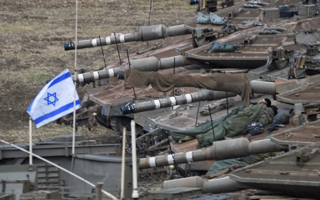 חיילים ישראלים ישנים על טנקים ליד גבול לבנון. 1 באוקטובר 2024 (צילום: AP Photo/Baz Ratner) חיילים ישראלים ישנים על טנקים ליד גבול לבנון. 1 באוקטובר 2024 (צילום: AP Photo/Baz Ratner)