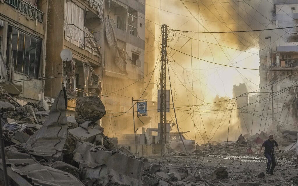 זירת התקיפה ברובע הדאחייה בביירות, לבנון, 4 באוקטובר 2024 (צילום: AP Photo/Hassan Ammar) זירת התקיפה ברובע הדאחייה בביירות, לבנון, 4 באוקטובר 2024 (צילום: AP Photo/Hassan Ammar)