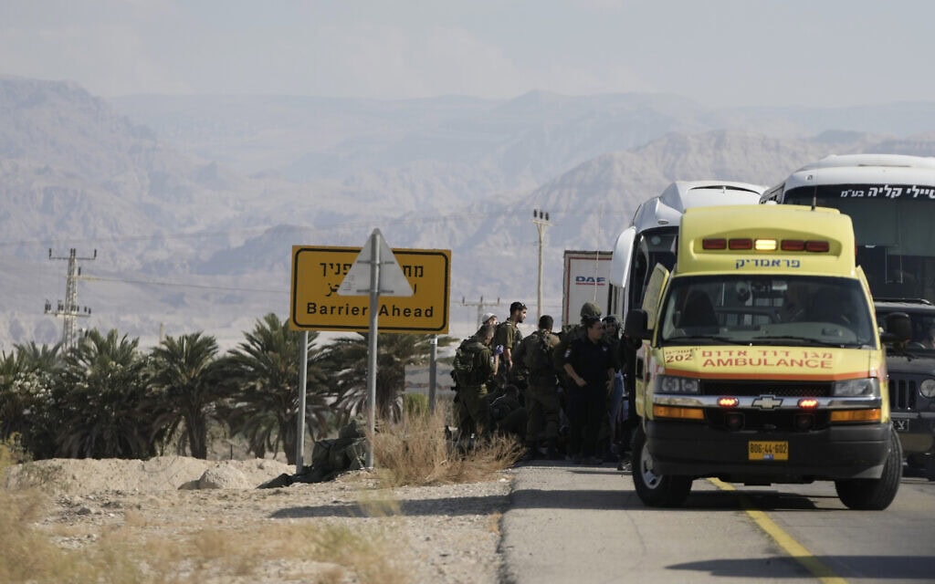 זירת הפיגוע בים המלח בו חוסלו שני מחבלים שחדרו מירדן, 18 באוקטובר 2024 (צילום: AP Photo/Mahmoud Illean) זירת הפיגוע בים המלח בו חוסלו שני מחבלים שחדרו מירדן, 18 באוקטובר 2024 (צילום: AP Photo/Mahmoud Illean)