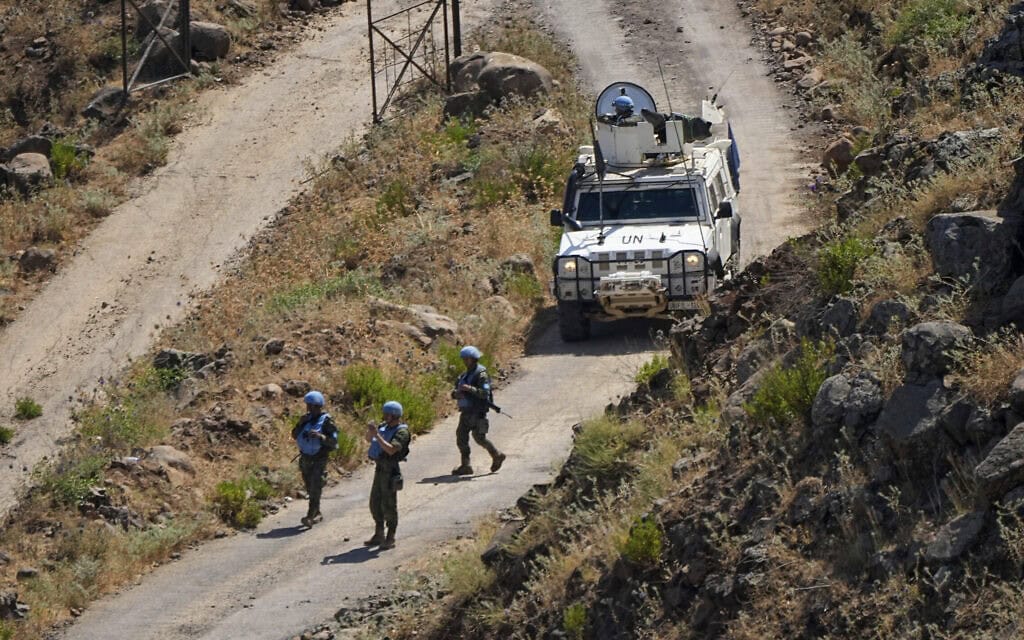 חיילי יוניפי"ל, כוח שמירת השלום של האו"ם, בצד הלבנוני של הגבול עם ישראל, 6 ביולי 2023 (צילום: AP Photo/Ariel Schalit) חיילי יוניפי"ל, כוח שמירת השלום של האו"ם, בצד הלבנוני של הגבול עם ישראל, 6 ביולי 2023 (צילום: AP Photo/Ariel Schalit)