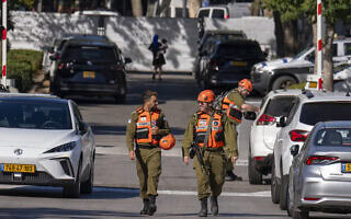 חיילים סמוך למקום פגיעת הכטב"ם ששוגר מלבנון בקיסריה, 19 באוקטובר 2024 (צילום: AP Photo/Ariel Schalit) חיילים סמוך למקום פגיעת הכטב"ם ששוגר מלבנון בקיסריה, 19 באוקטובר 2024 (צילום: AP Photo/Ariel Schalit)