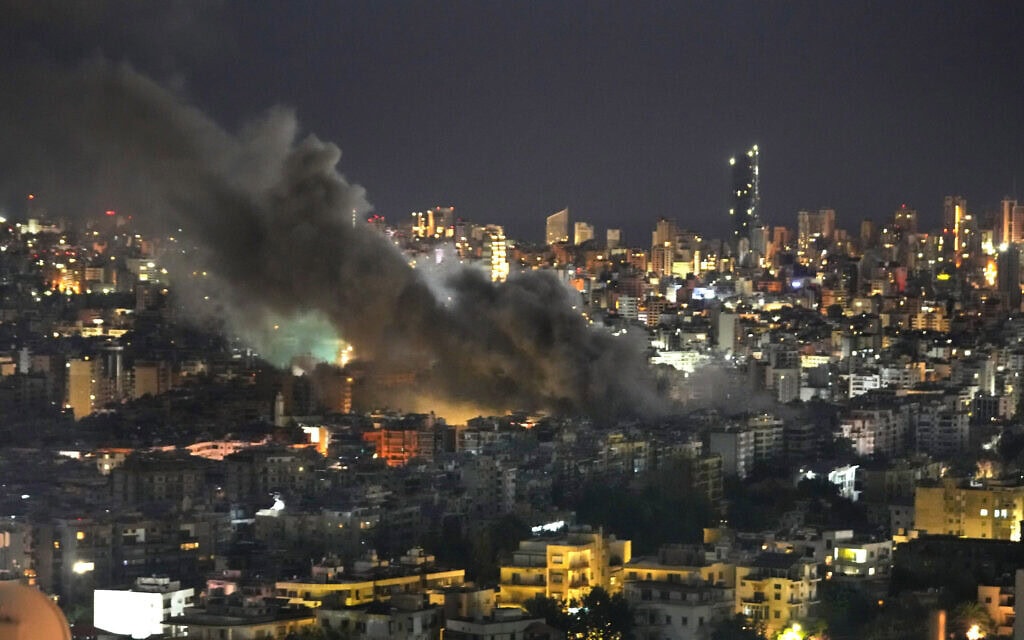 עשן מיתמר מתקיפות אוויריות של ישראל על הדאחייה בביירות. 20 באוקטובר 2024 (צילום: AP Photo/Hussein Malla) עשן מיתמר מתקיפות אוויריות של ישראל על הדאחייה בביירות. 20 באוקטובר 2024 (צילום: AP Photo/Hussein Malla)