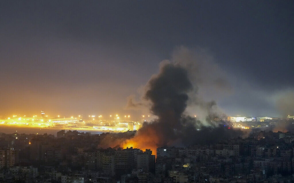 צה"ל תוקף ברובע הדאחיה בביירות, 22 באוקטובר 2024 (צילום: AP Photo/Hassan Ammar) צה"ל תוקף ברובע הדאחיה בביירות, 22 באוקטובר 2024 (צילום: AP Photo/Hassan Ammar)