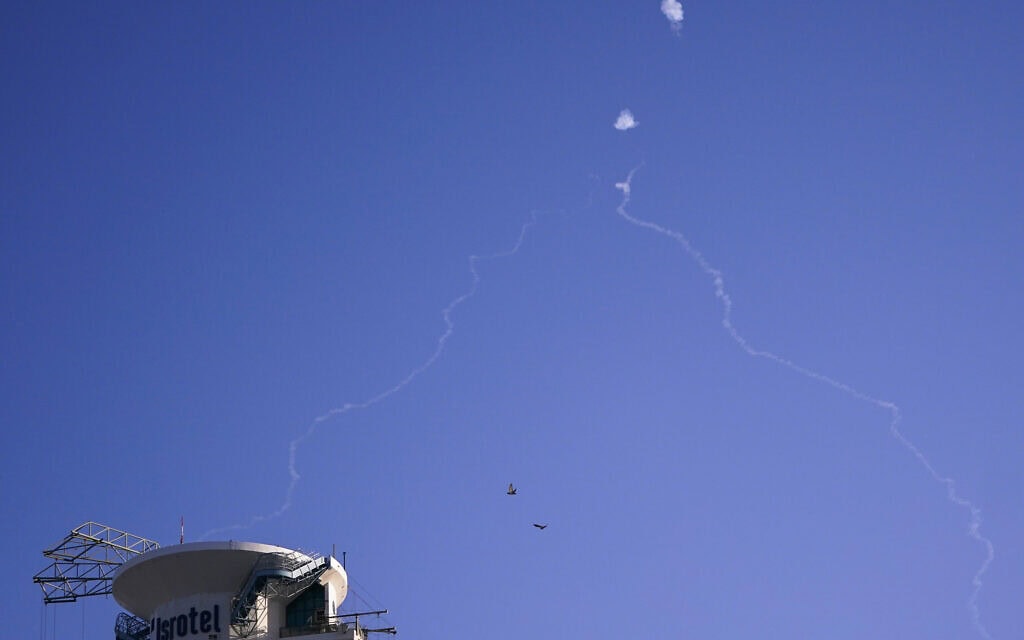 יירוט רקטות מעל תל אביב, 23 באוקטובר 2024 (צילום: Nathan Howard/Pool Photo via AP) יירוט רקטות מעל תל אביב, 23 באוקטובר 2024 (צילום: Nathan Howard/Pool Photo via AP)