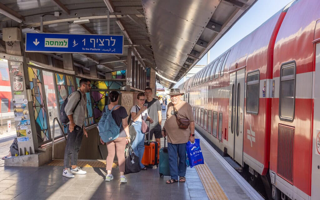 נוסעים בתחנת הרכבת בבית שאן, 12 בספטמבר 2024 (צילום: יוסי אלוני/פלאש90) נוסעים בתחנת הרכבת בבית שאן, 12 בספטמבר 2024 (צילום: יוסי אלוני/פלאש90)