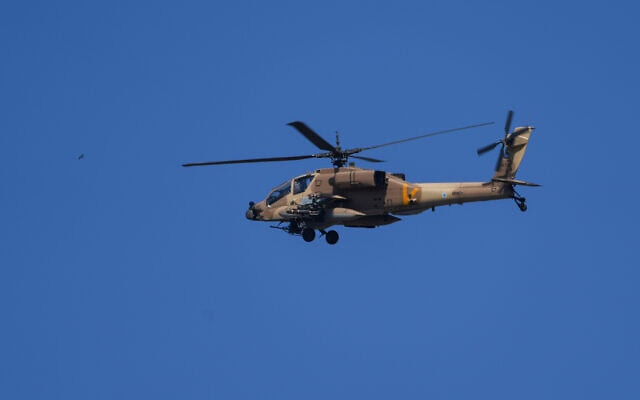 מסוק קרב מסוג אפאצ'י מעל גבול לבנון, 5 באוקטובר 2024 (צילום: אייל מרגולין/פלאש90) מסוק קרב מסוג אפאצ'י מעל גבול לבנון, 5 באוקטובר 2024 (צילום: אייל מרגולין/פלאש90)