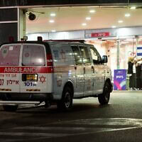 אמבולנס במרכז הרפואי שיבא ברמת גן, לאחר פינוי פצועים מזירת פגיעת הכטב״ם בבסיס גולני. 13 באוקטובר 2024 (צילום: אבשלום ששוני/פלאש90) אמבולנס במרכז הרפואי שיבא ברמת גן, לאחר פינוי פצועים מזירת פגיעת הכטב״ם בבסיס גולני. 13 באוקטובר 2024 (צילום: אבשלום ששוני/פלאש90)