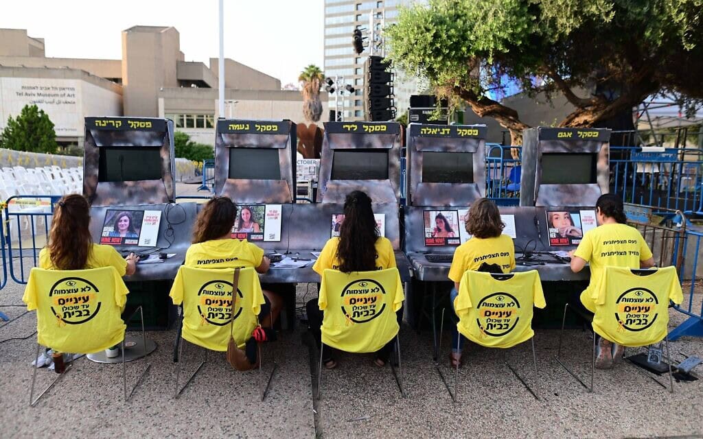 מיצג חמ"ל התצפיתניות בכיכר החטופים בתל אביב. 15 באוקטובר 2024 (צילום: Tomer Neuberg/Flash9) מיצג חמ"ל התצפיתניות בכיכר החטופים בתל אביב. 15 באוקטובר 2024 (צילום: Tomer Neuberg/Flash9)