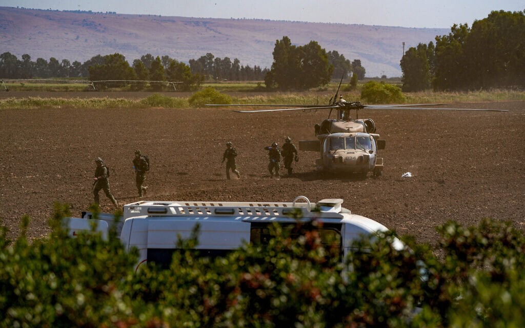 מסוק צה"ל מפנה פצועים מרקטות שנורו מלבנון. 22 באוקטובר 2024 (צילום: אייל מרגולין/פלאש90) מסוק צה"ל מפנה פצועים מרקטות שנורו מלבנון. 22 באוקטובר 2024 (צילום: אייל מרגולין/פלאש90)