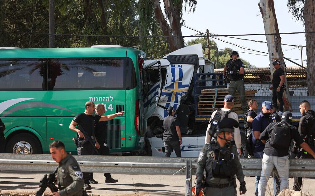 זירת פגיעת המשאית בתחנת האוטובוס בגלילות, 27 באוקטובר 2024 (צילום: איתי רון/פלאש90) זירת פגיעת המשאית בתחנת האוטובוס בגלילות, 27 באוקטובר 2024 (צילום: איתי רון/פלאש90)