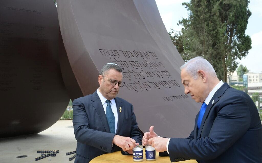 ראש הממשלה בנימין נתניהו מדליק נר באנדרטה לנופלי חרבות ברזל בירושלים עם ראש העיר משה לאון. 7 באוקטובר 2024 (צילום: עמוס בן גרשום/לע"מ) ראש הממשלה בנימין נתניהו מדליק נר באנדרטה לנופלי חרבות ברזל בירושלים עם ראש העיר משה לאון. 7 באוקטובר 2024 (צילום: עמוס בן גרשום/לע"מ)