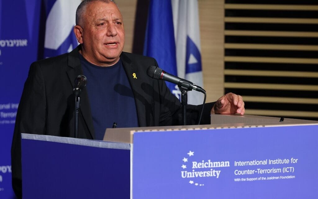 ח"כ גדי איזנקוט נשא דברים בכנס השנתי ללוחמה בטרור, 7 באוקטובר 2024 (צילום: גלעד קוולרצ'יק) ח"כ גדי איזנקוט נשא דברים בכנס השנתי ללוחמה בטרור, 7 באוקטובר 2024 (צילום: גלעד קוולרצ'יק)
