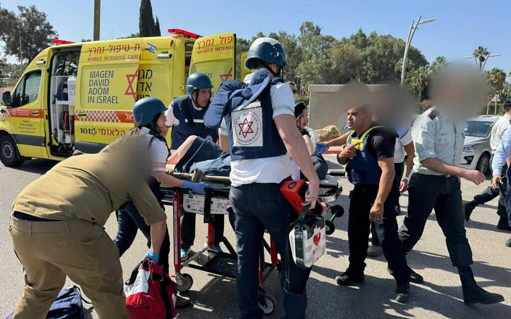 זירת פגיעת המשאית בתחנת האוטובוס בגלילות, 27 באוקטובר 2024 (צילום: תיעוד מבצעי מד"א) זירת פגיעת המשאית בתחנת האוטובוס בגלילות, 27 באוקטובר 2024 (צילום: תיעוד מבצעי מד"א)