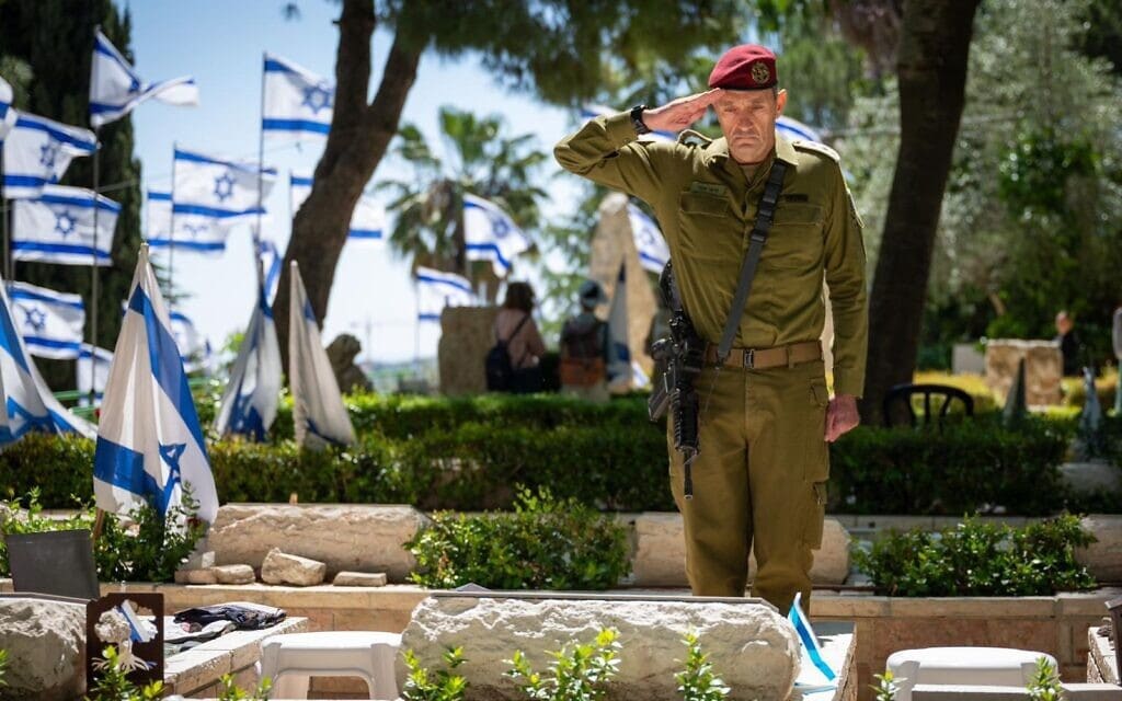 הרמטכ"ל רב-אלוף הרצי הלוי ביום הזיכרון לחללי המלחמה, 27 באוקטובר 2024 (צילום: דובר צה"ל) הרמטכ"ל רב-אלוף הרצי הלוי ביום הזיכרון לחללי המלחמה, 27 באוקטובר 2024 (צילום: דובר צה"ל)
