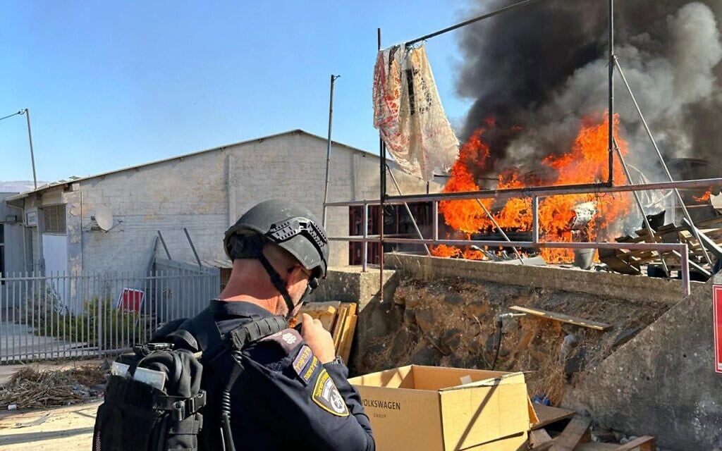 נזק לרכוש ושרפה בקריית שמונה עקב ירי רקטות, 23 באוקטובר 2024 (צילום: משטרת ישראל) נזק לרכוש ושרפה בקריית שמונה עקב ירי רקטות, 23 באוקטובר 2024 (צילום: משטרת ישראל)