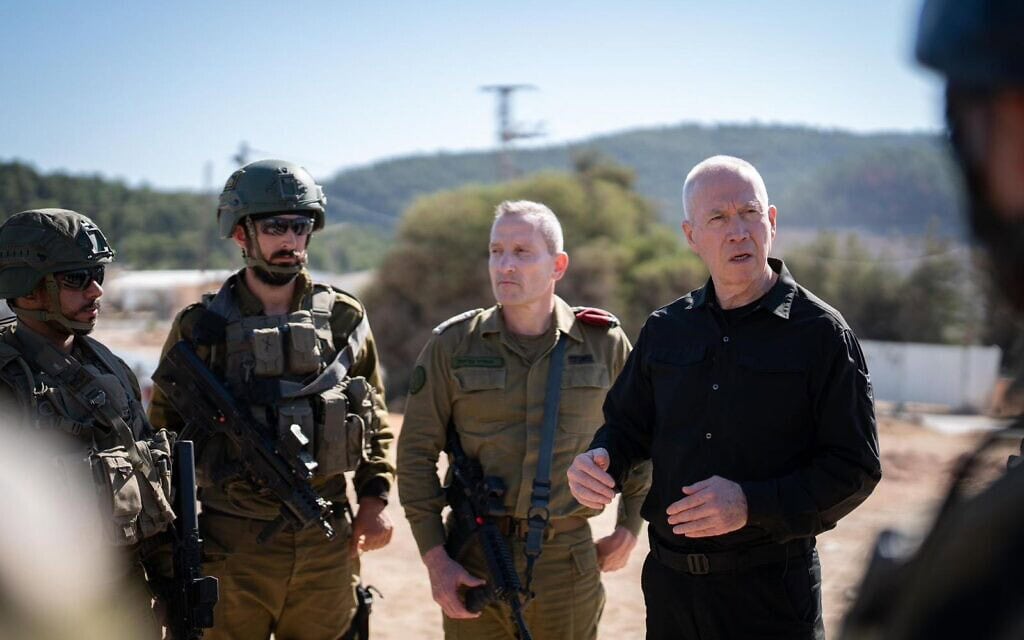 שר הביטחון, יואב גלנט, בגבול לבנון עם לוחמי אוגדה 36, 4 באוקטובר 2024 (צילום: שחר יורמן) שר הביטחון, יואב גלנט, בגבול לבנון עם לוחמי אוגדה 36, 4 באוקטובר 2024 (צילום: שחר יורמן)