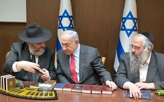 ראש הממשלה בנימין נתניהו בפגישה עם משלחת רבני חב"ד. 15 באוקטובר 2024 (צילום: קובי גדעון /לע"מ) ראש הממשלה בנימין נתניהו בפגישה עם משלחת רבני חב"ד. 15 באוקטובר 2024 (צילום: קובי גדעון /לע"מ)